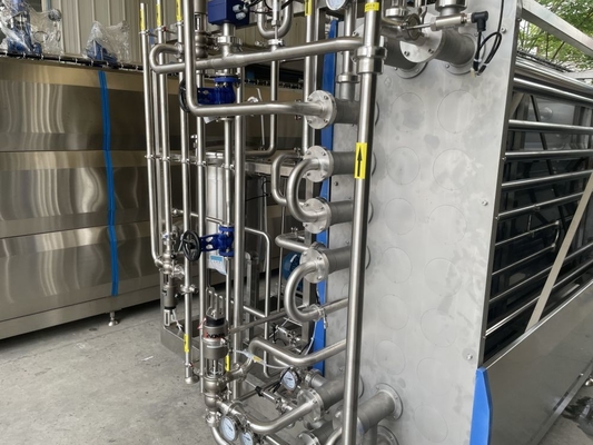 효율적이고 조작하기 쉬운 UHT 살균기 과일 주스 / 맥주 처리 라인 500-20000L / H 관성 살균 장비 SUS304/316를 사용자 정의